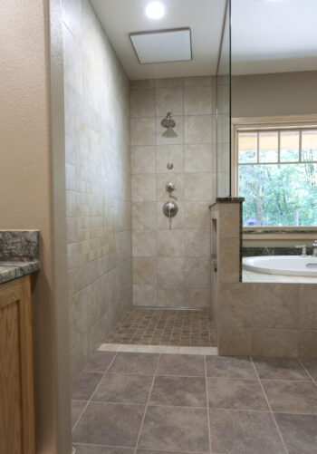 Bathroom builder: no-threshold shower with linear drain