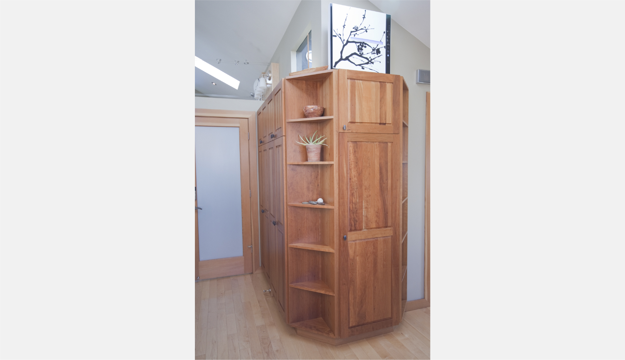 Display cabinet wrapping corner