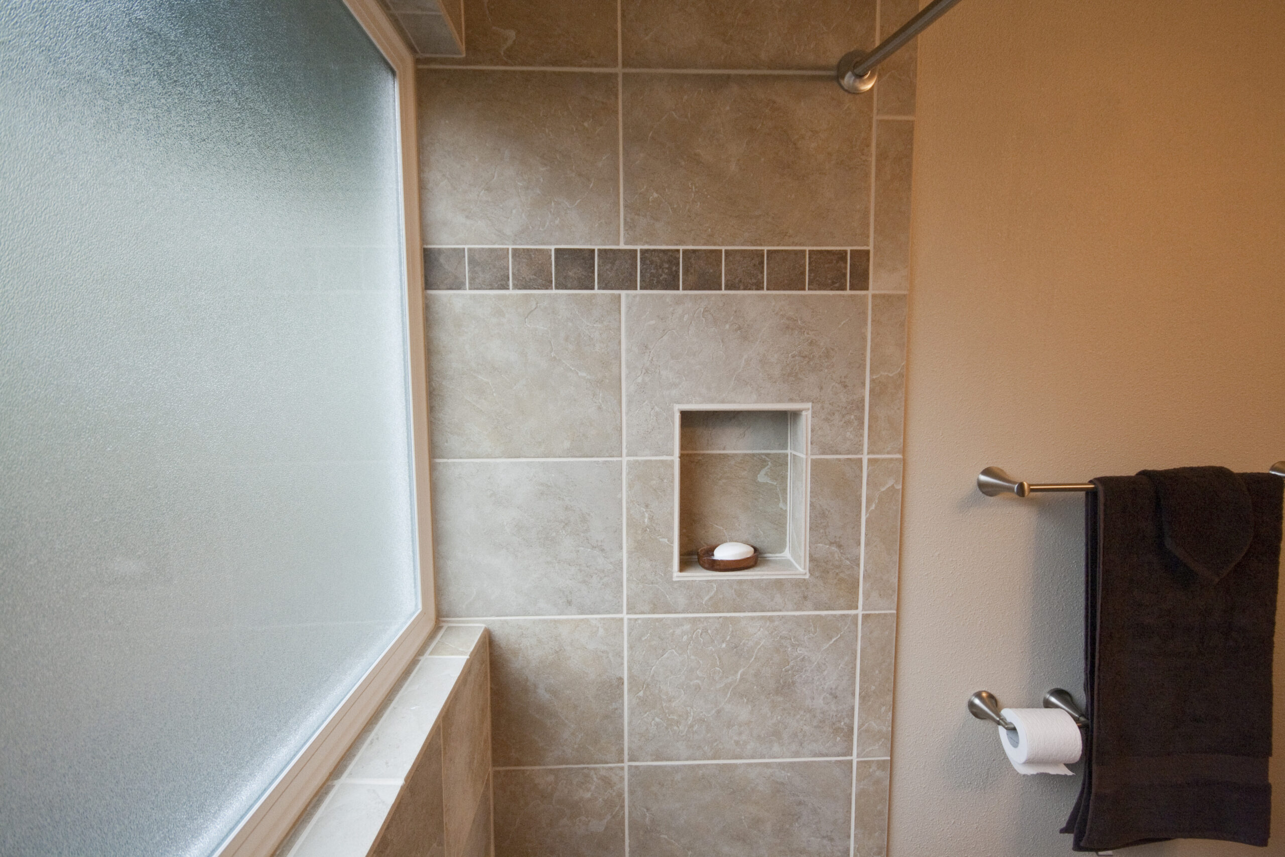 recessed tiled soap / shampoo niche in tiled tub/shower surround